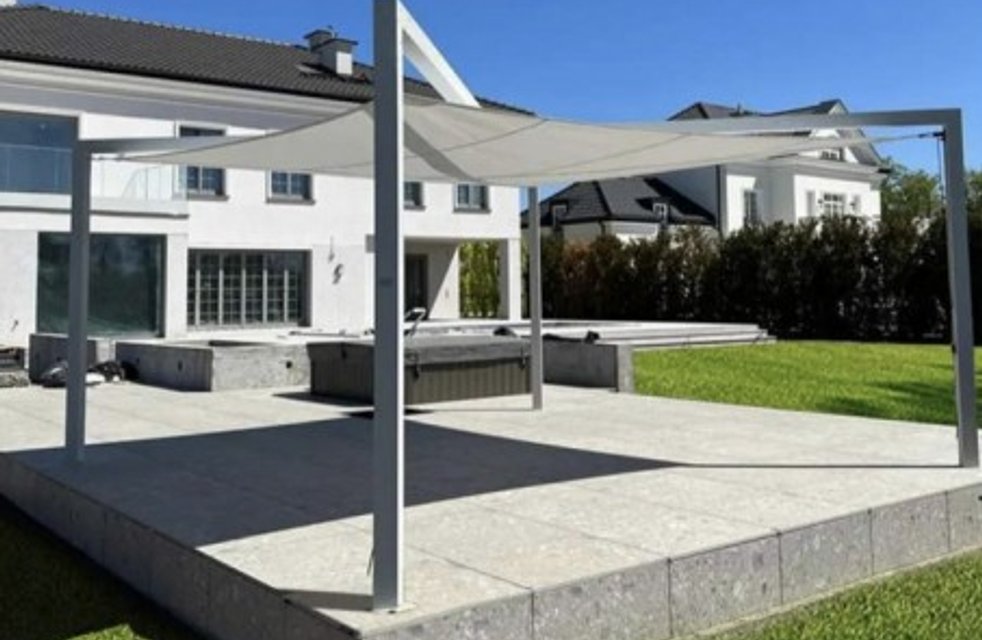 Chcete si dopřát pohodlí na zahradě i během špatného počasí? Pergola je řešením