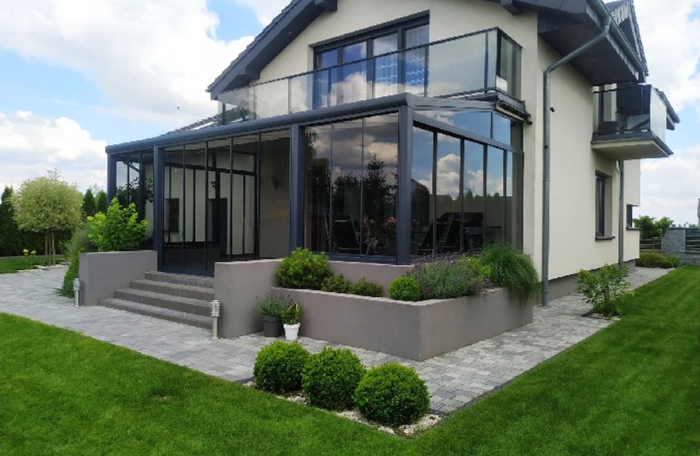 Luxusní zimní zahrada Hezký stín – hliníková konstrukce v barvě RAL 7016, prosklené stěny, elegantní propojení domu se zahradou. Ideální prostor pro relax, posezení i celoroční užívání.