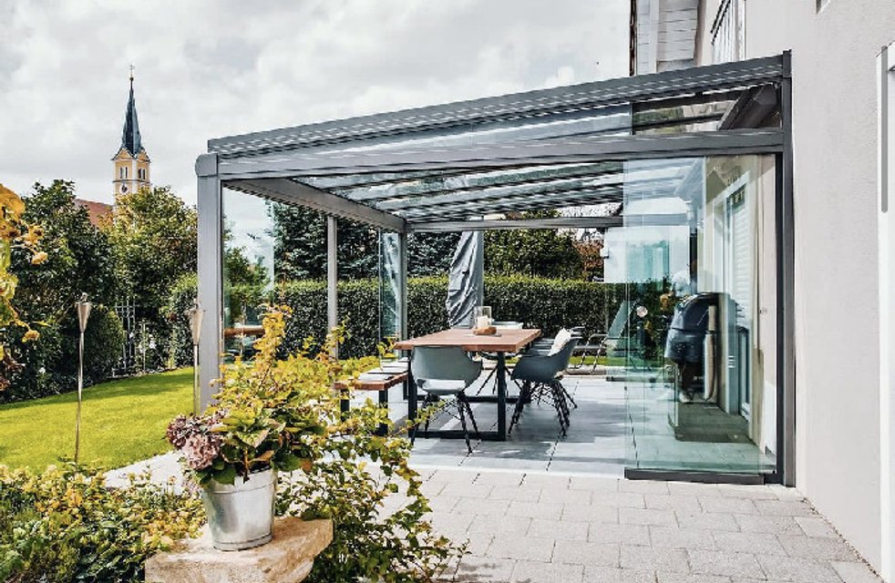 Rámové zasklení pergol a teras – perfektní ochrana pro venkovní prostor