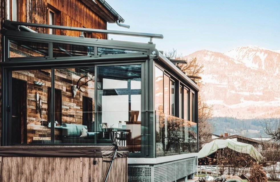 Tento nadčasový design umožňuje celoroční využití prostoru – ať už jako místo pro relaxaci, rodinná setkání nebo útulný obývací kout s výhledem do krajiny.