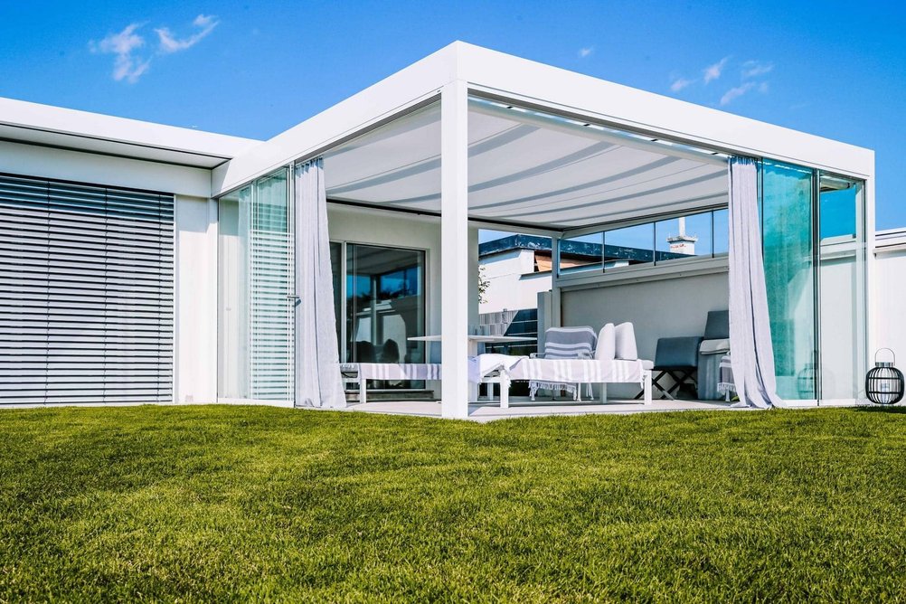 Pergola s bezrámovým zasklením