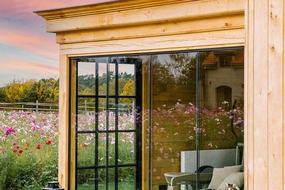 Zahradní domek s bezrámovým zasklením