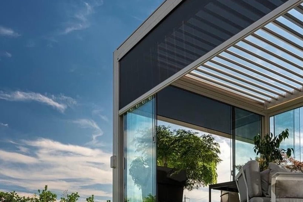 Bioklimatická pergola s bezrámovým zasklením