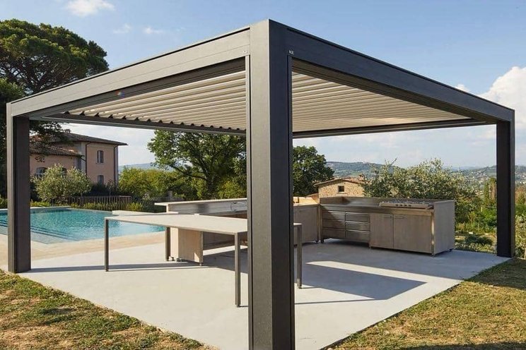 Bioklimatická pergola s posezením a grilem