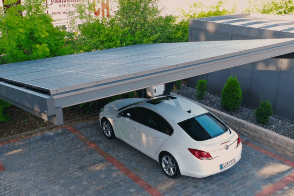 Carport se zaparkovaným autem