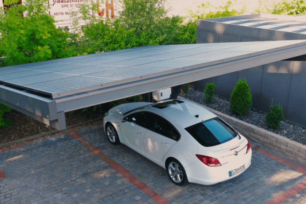 Carport se zaparkovaným autem