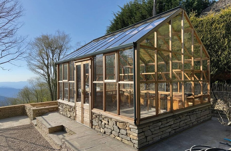 Tento typ skleníku je ideální nejen pro pěstování rostlin v průběhu celého roku, ale také jako stylový zahradní prvek, který povyšuje prostor na místo k relaxaci