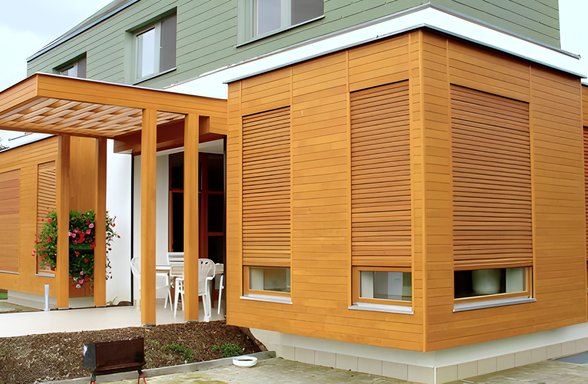 Dřevené rolety na moderní dřevostavbě