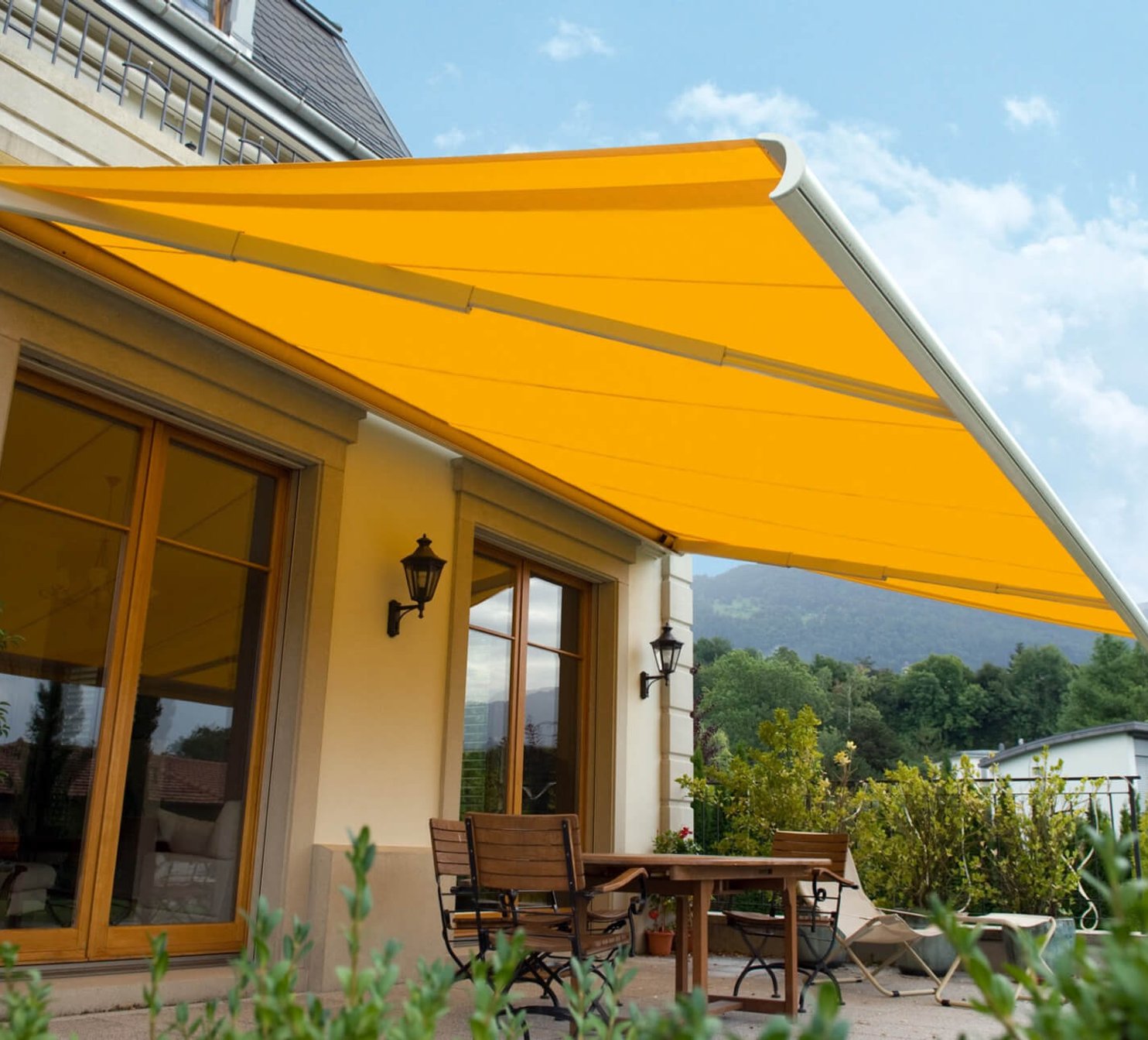 Fasádní markýza u balkonových dveří