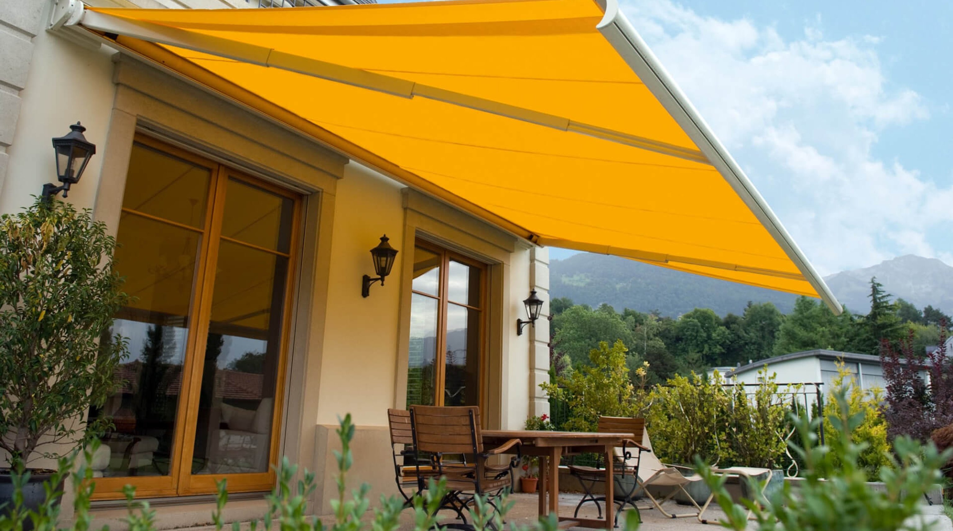 Fasádní markýza u balkonových dveří