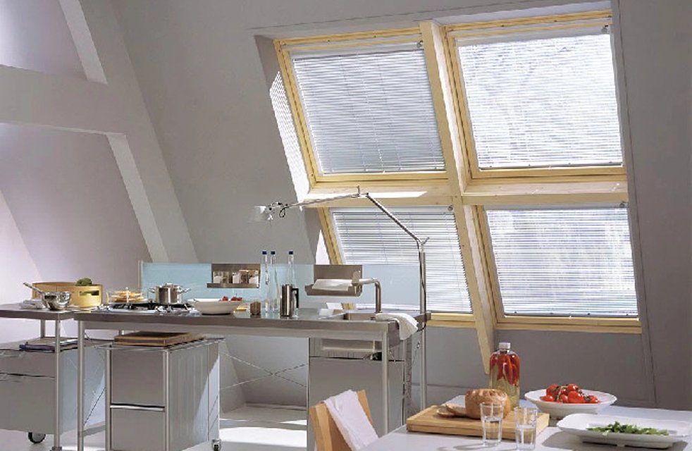 Proč pořídit rolety na střešní okna?