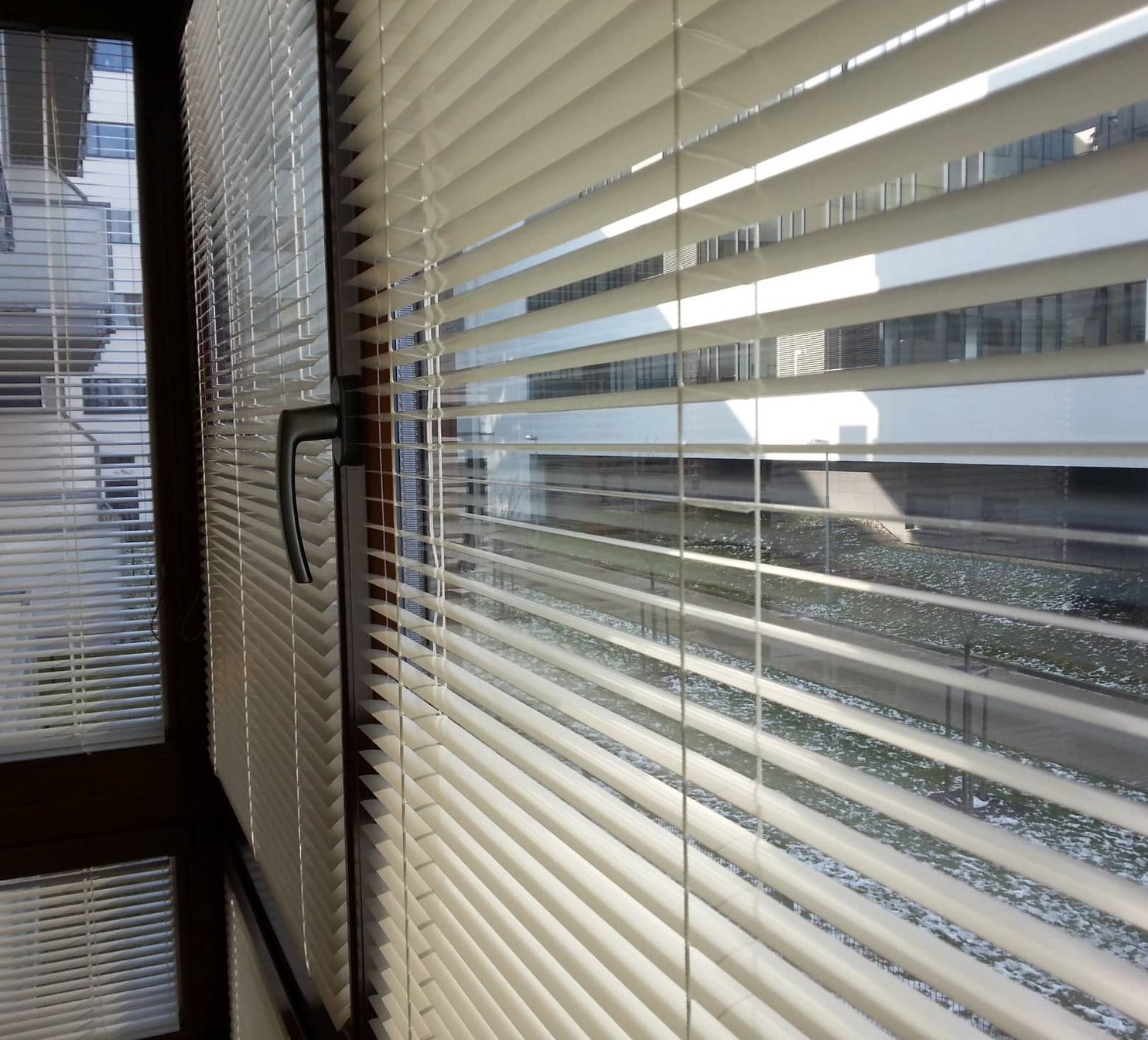 Horizontální žaluzie v kancelářské budově