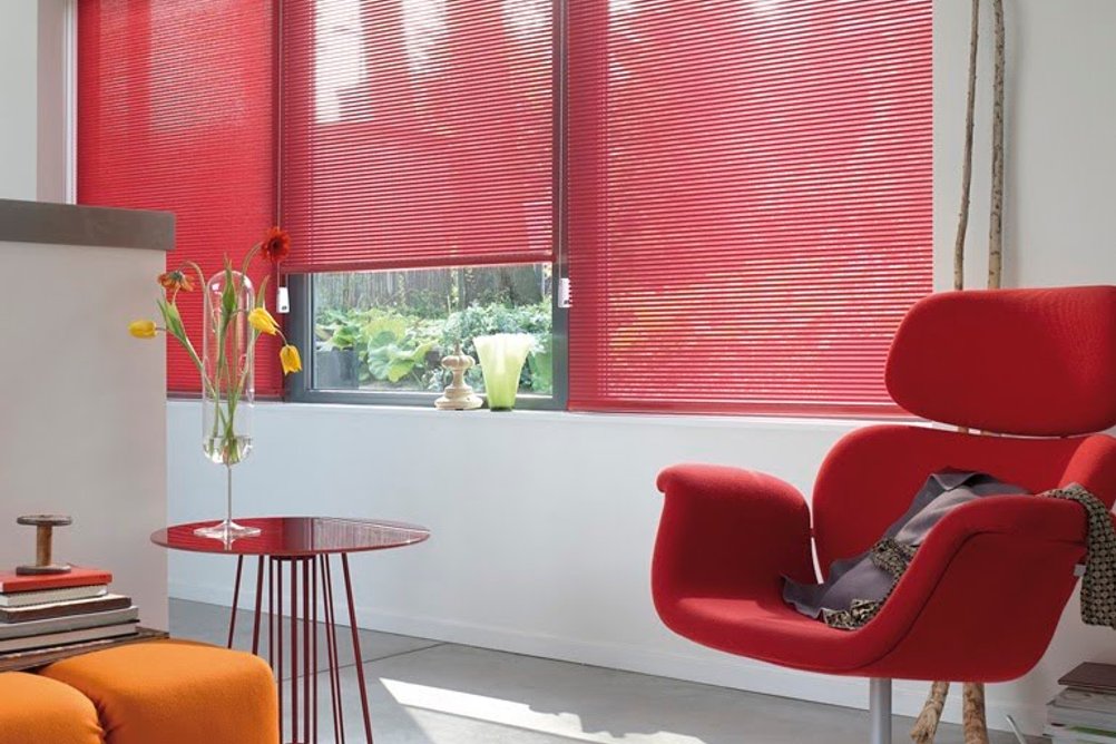 Červené horizontální žaluzie