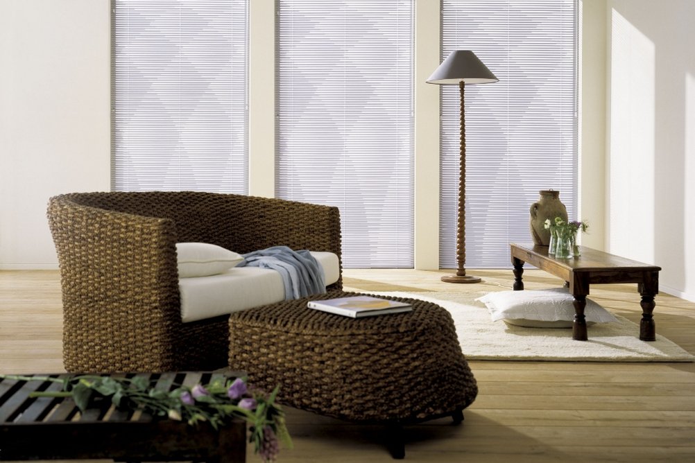 Horizontální žaluzie u ratanového nábytku
