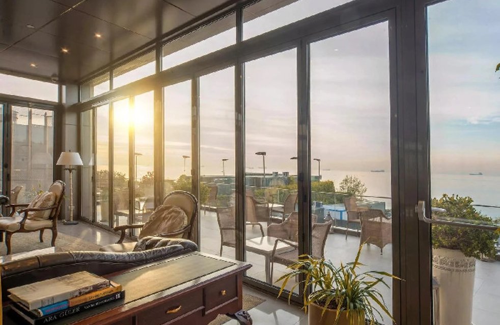 „Pro nejlepší tepelný komfort zvolte trojsklo u plně zasklených systémů – investice se vrátí v úsporách za topení.“