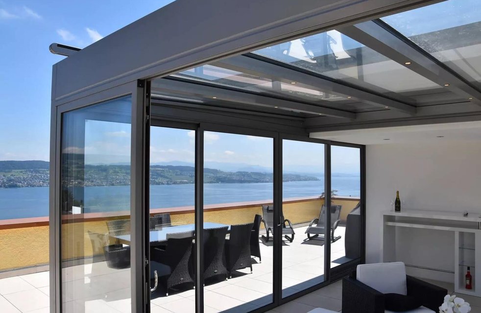 Moderní hliníková zimní zahrada s posuvným zasklením a výhledem na jezero – Hezký stín