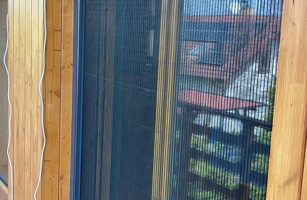 Plisovaná síť proti hmyzu v moderním hliníkovém rámu dokonale ladí s dřevěným obložením. Poskytuje spolehlivou ochranu, plynulý chod a téměř neviditelný vzhled.