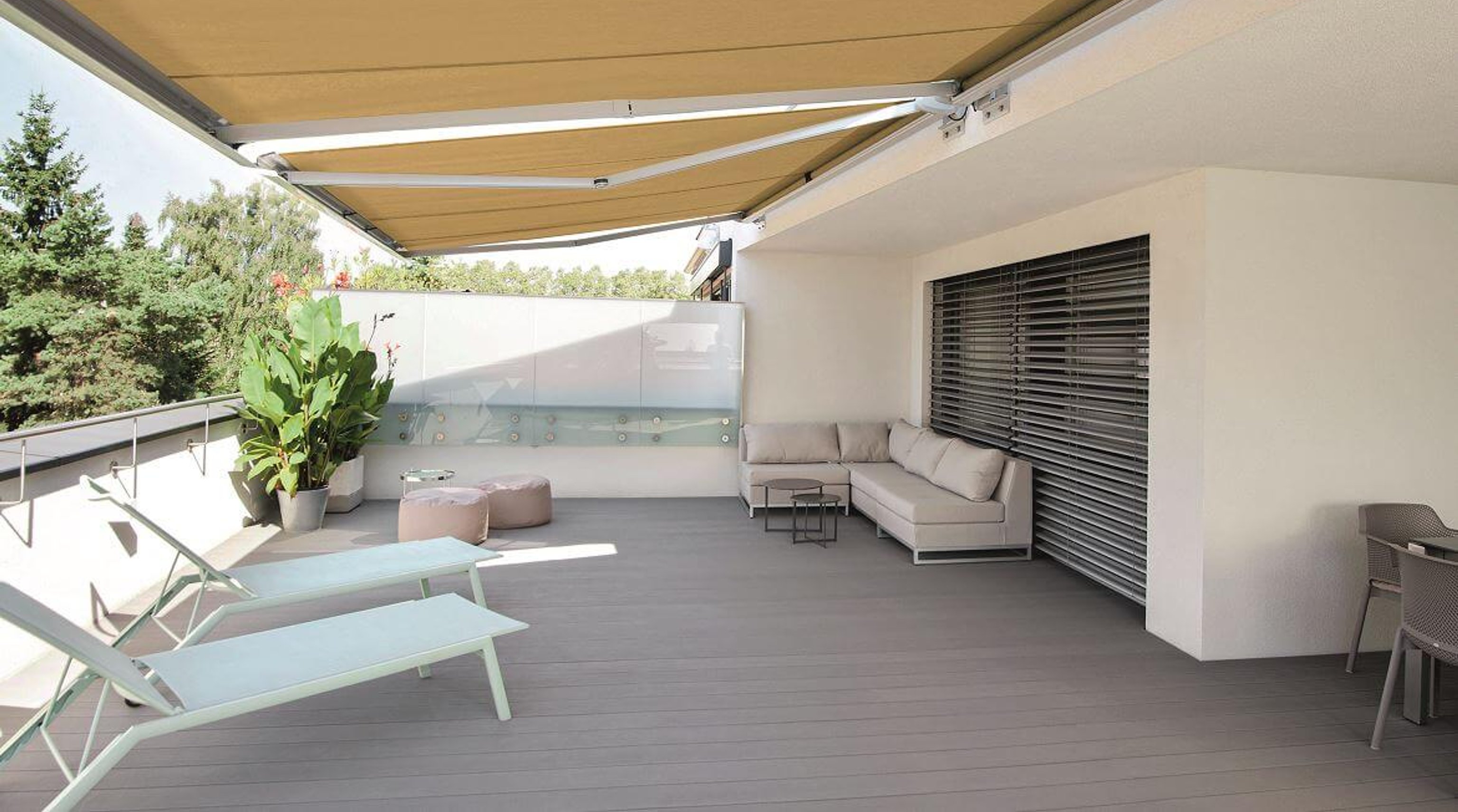 Kazetová markýza nad terasou