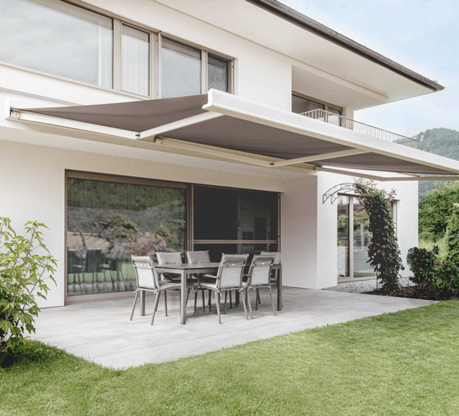 Kazetová markýza nad venkovním posezením