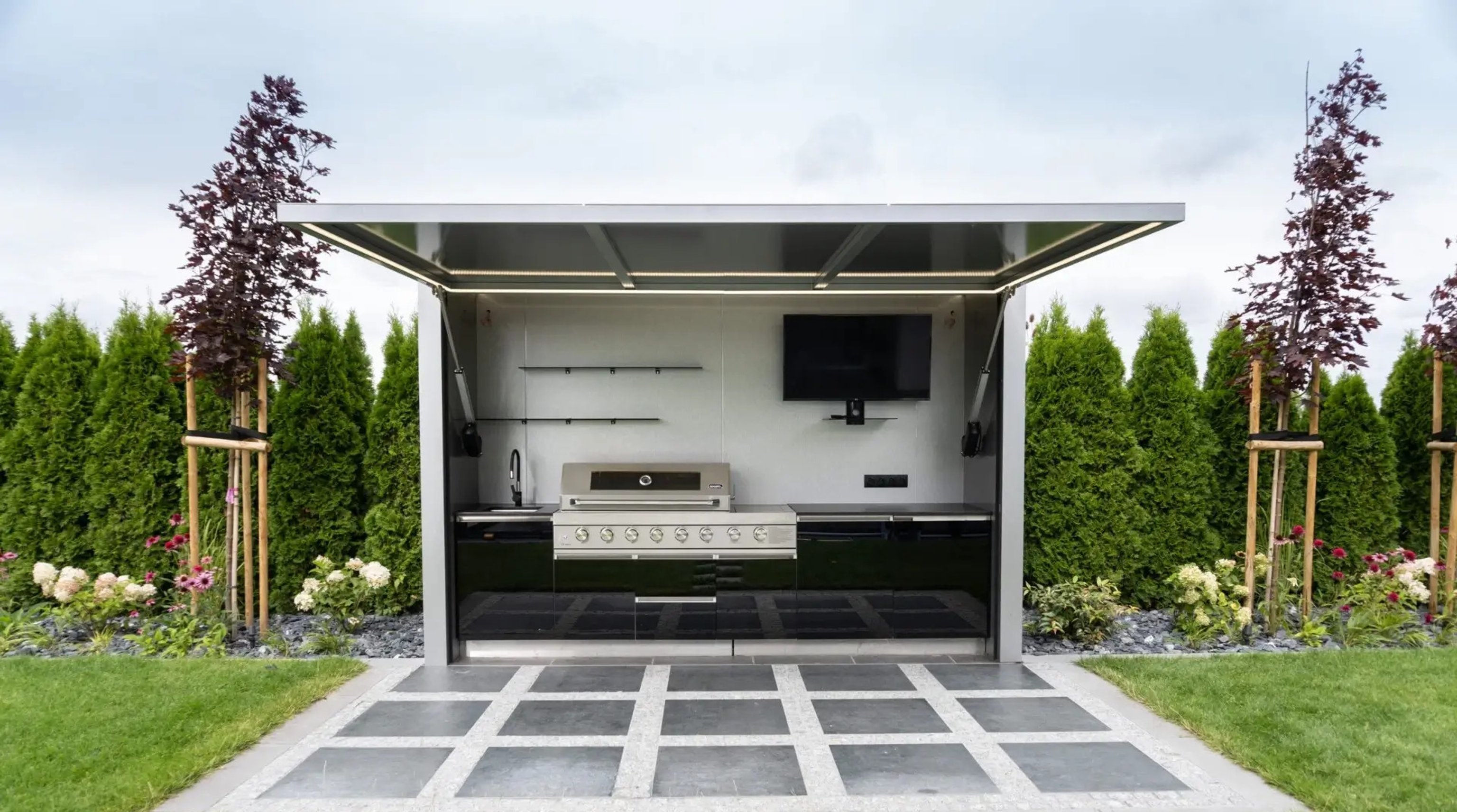 Otevřená venkovní kuchyně s moderní obrazovkou