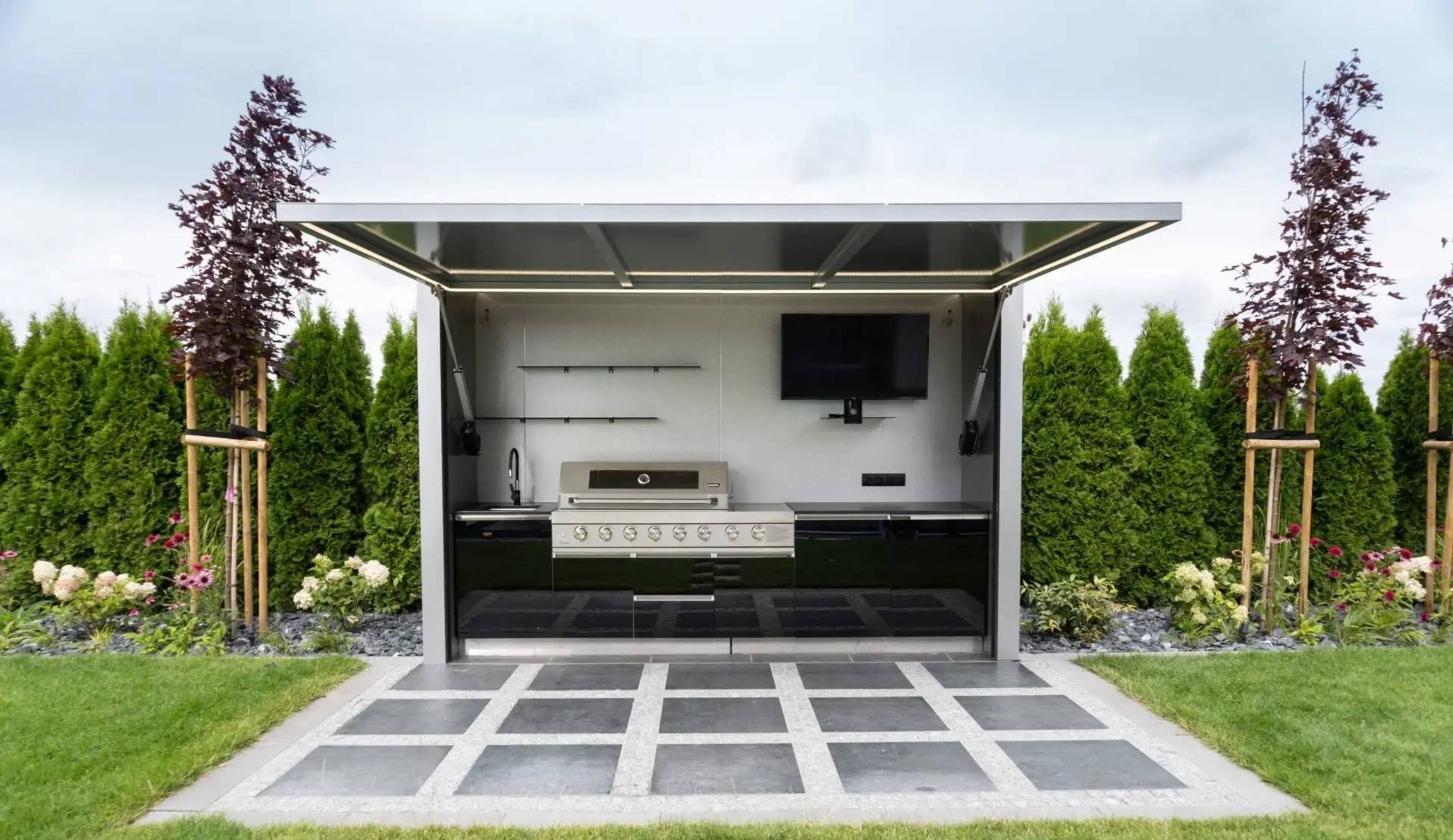 Otevřená venkovní kuchyně s moderní obrazovkou