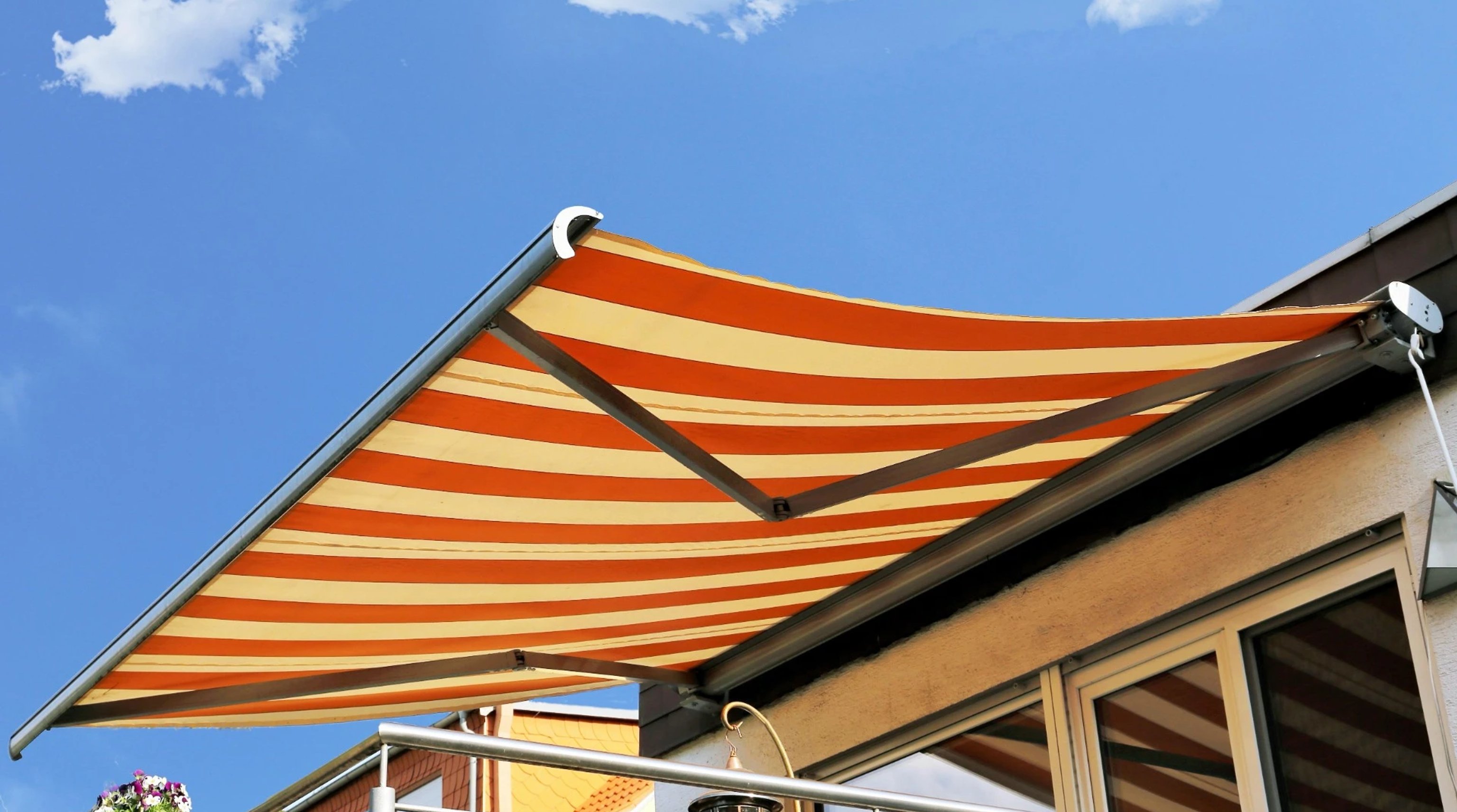 Žlutooranžová markýza nad vchodem