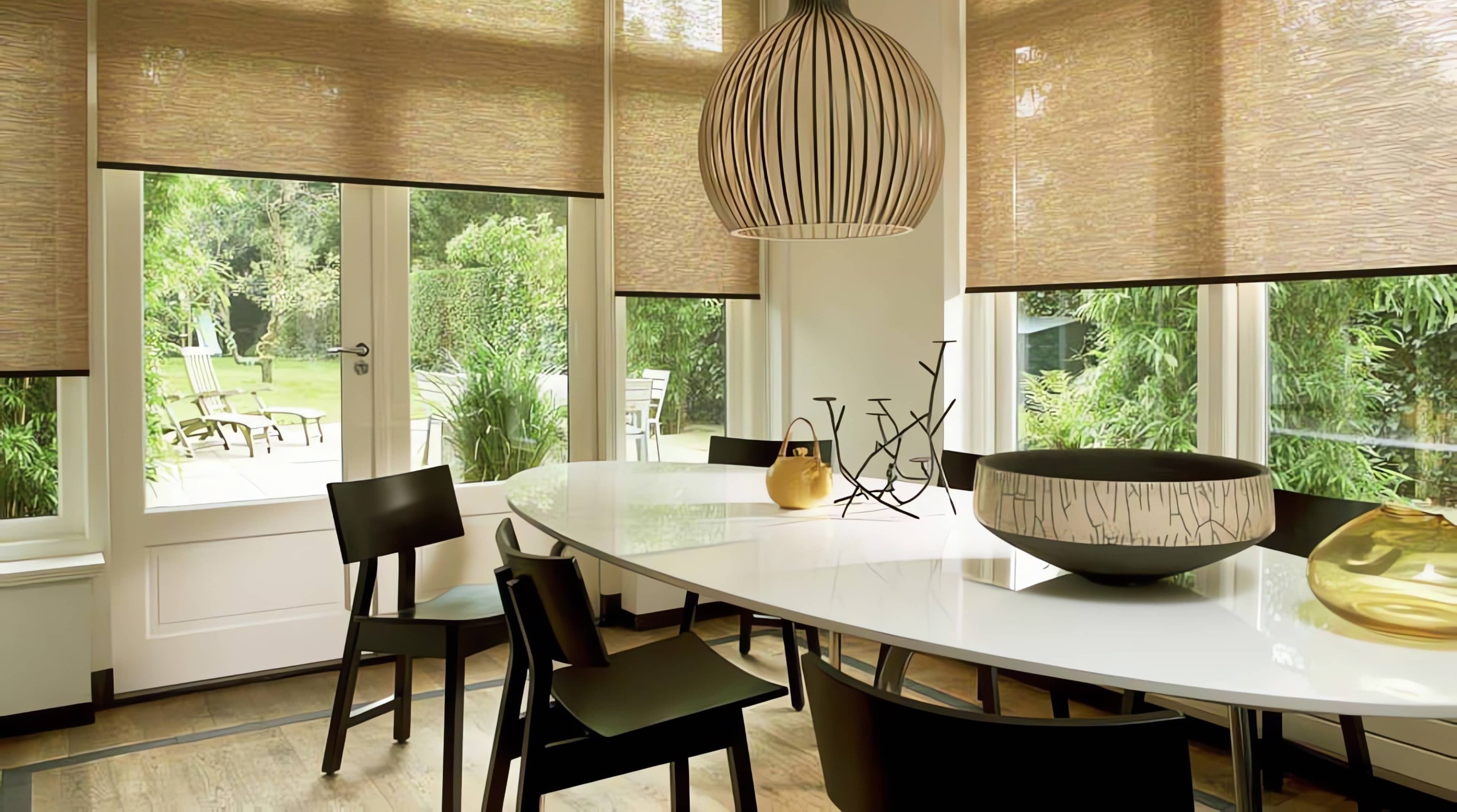 Béžové látkové rolety v kuchyni