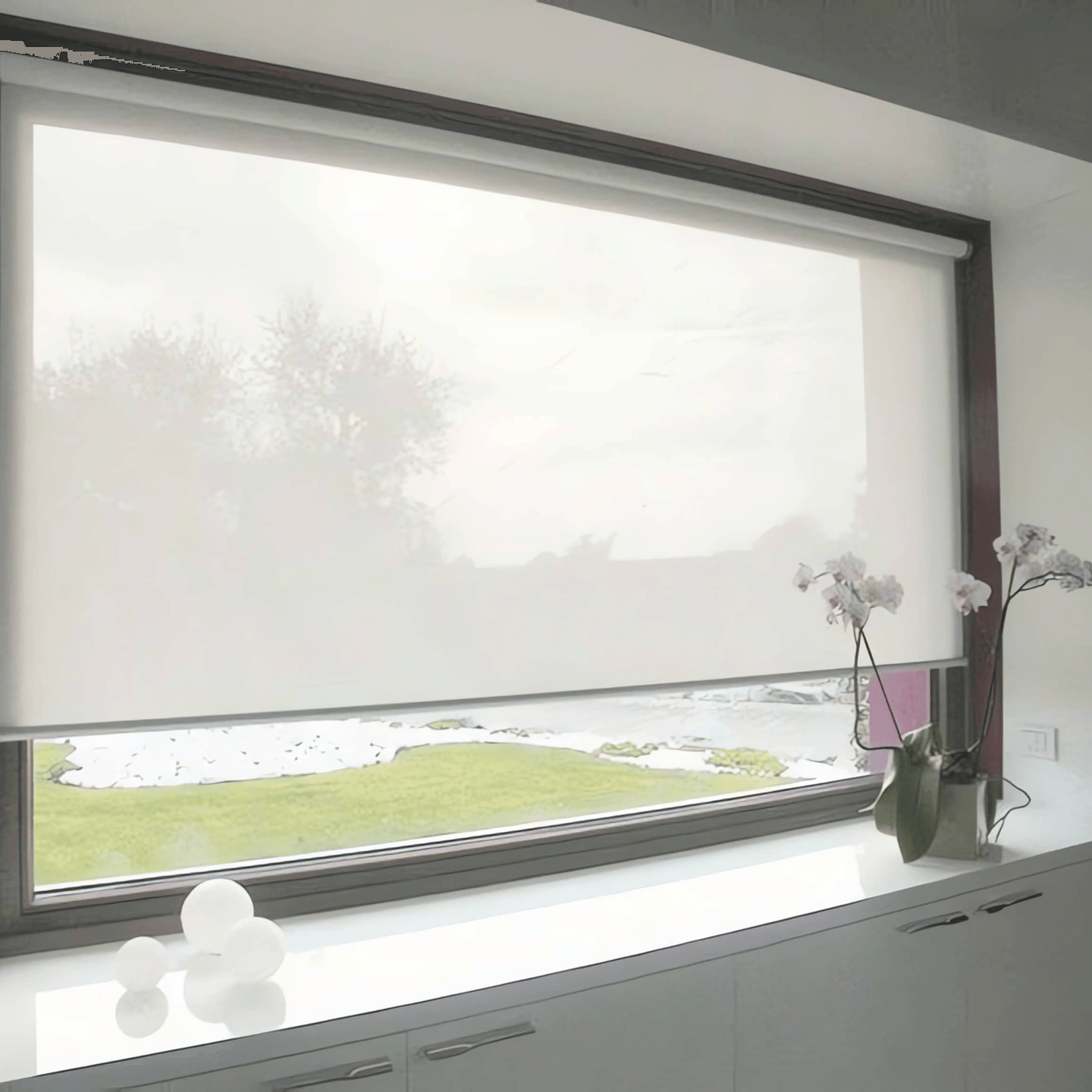 Látková bílá roleta v okně