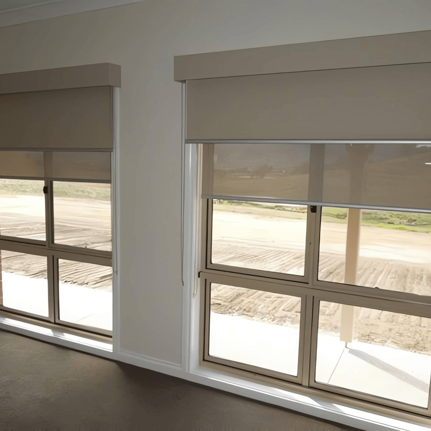 Béžové rolety u béžových oken