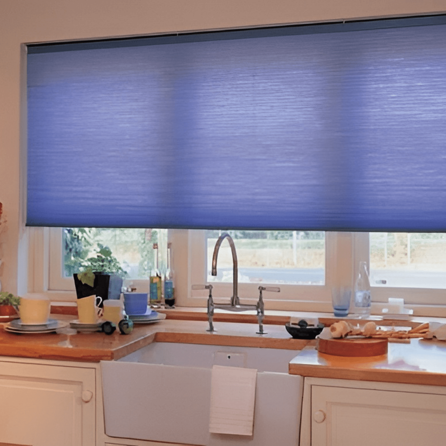 Modré látkové rolety v kuchyni