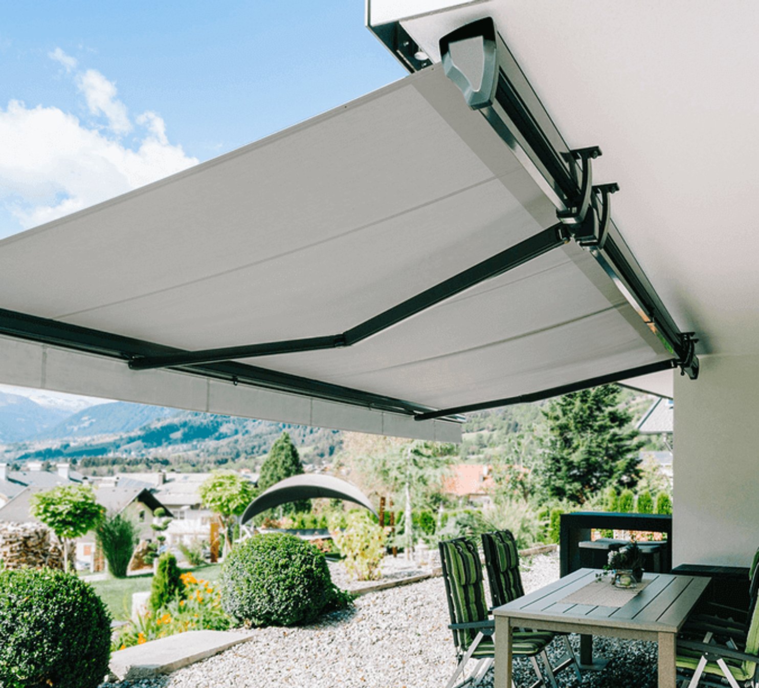 Markýza s horním krytem nad venkovním posezením