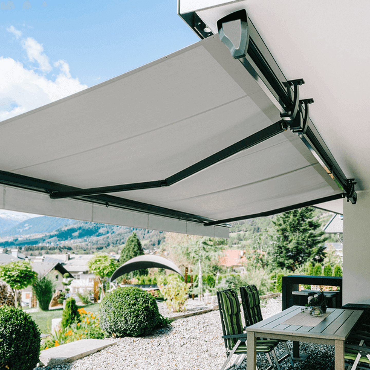 Markýza s horním krytem nad venkovním posezením