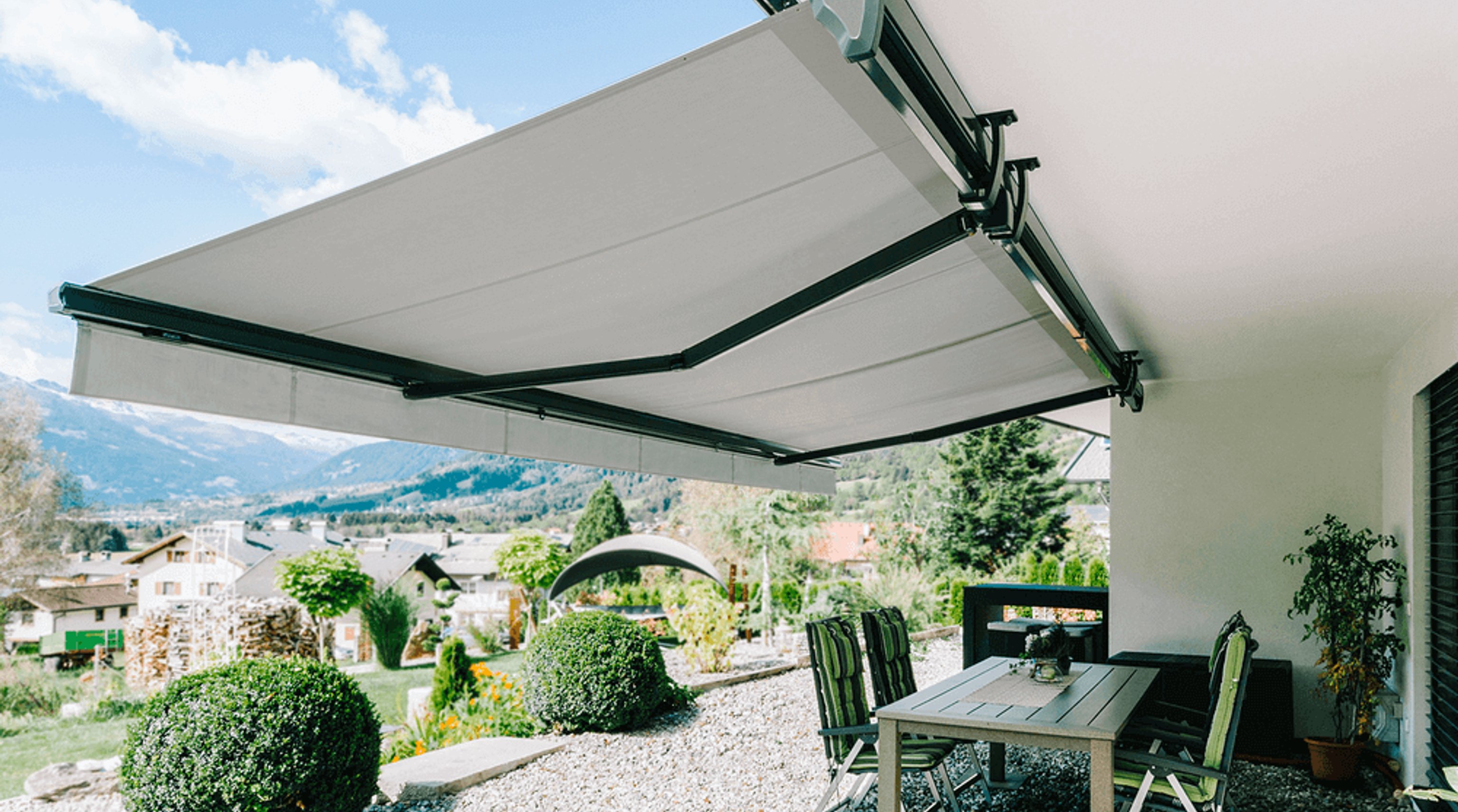 Markýza s horním krytem nad venkovním posezením