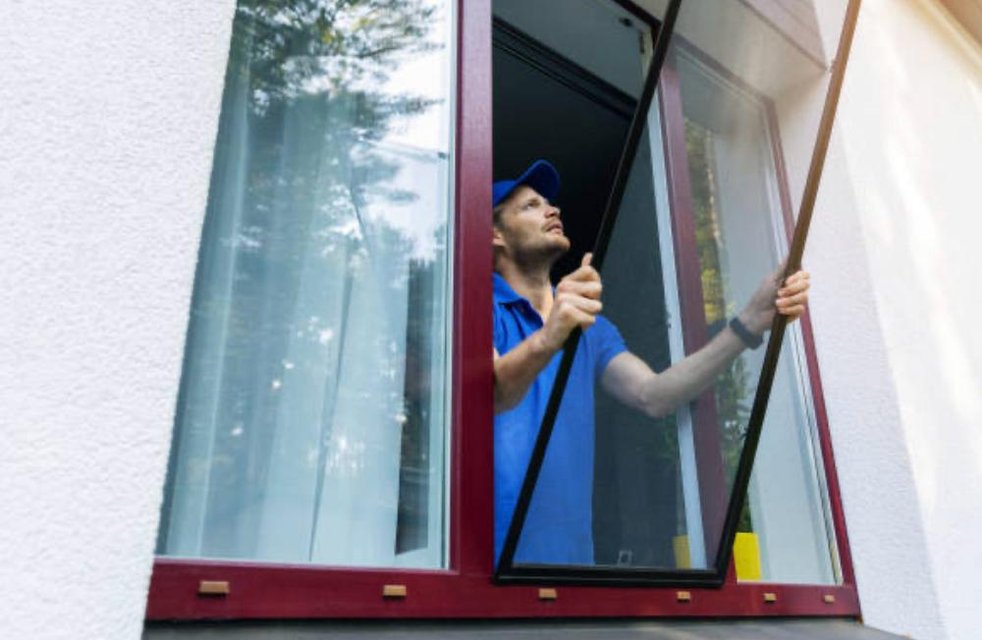 Odborná montáž sítí proti hmyzu na míru. Hezký stín zajišťuje přesné zaměření, kvalitní provedení a dlouhou životnost pro každý typ okna.