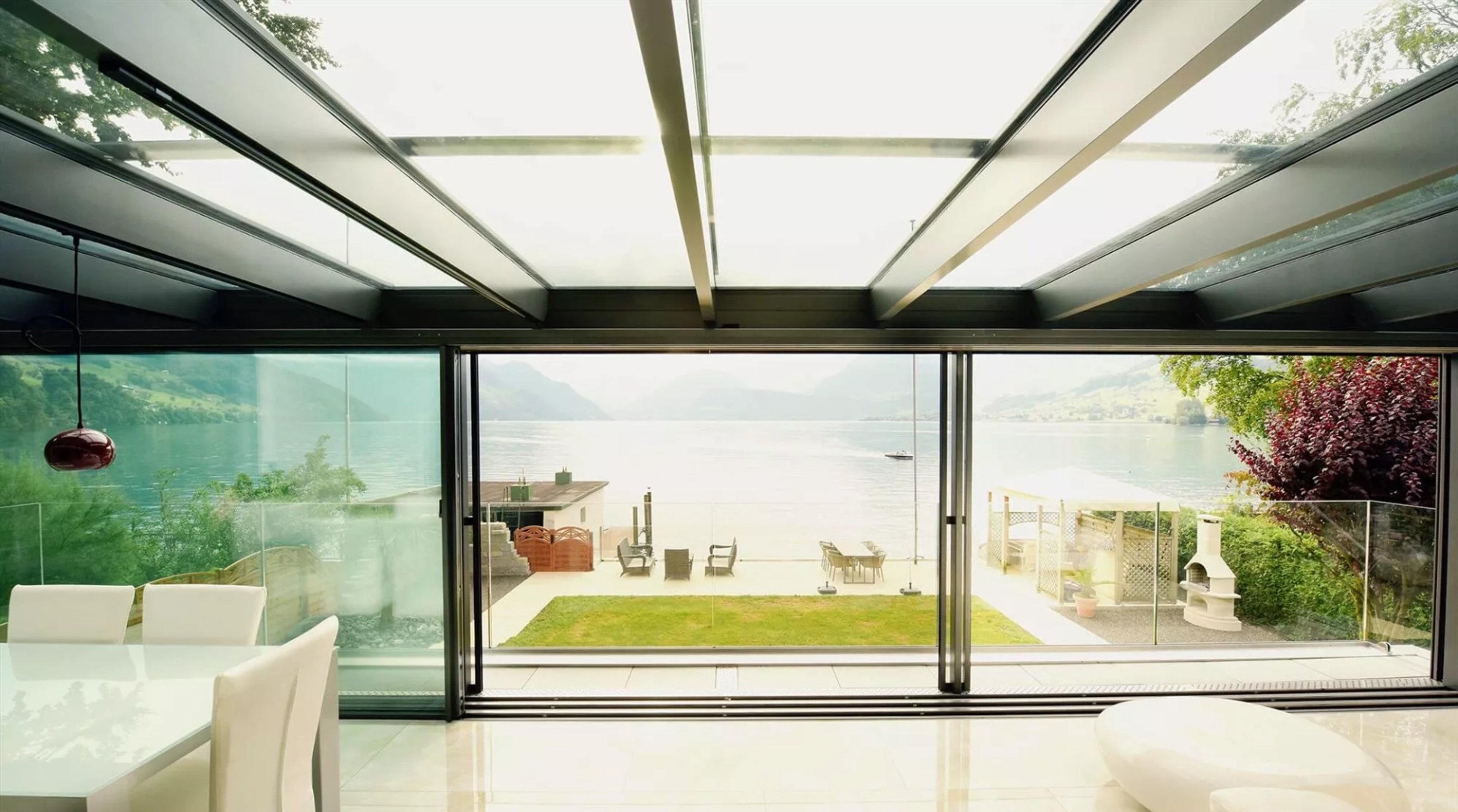 Dlouhé balkonové dveře s okenními fóliemi