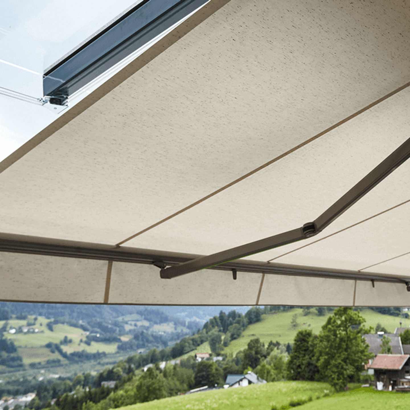 Otevřená markýza nad oknem