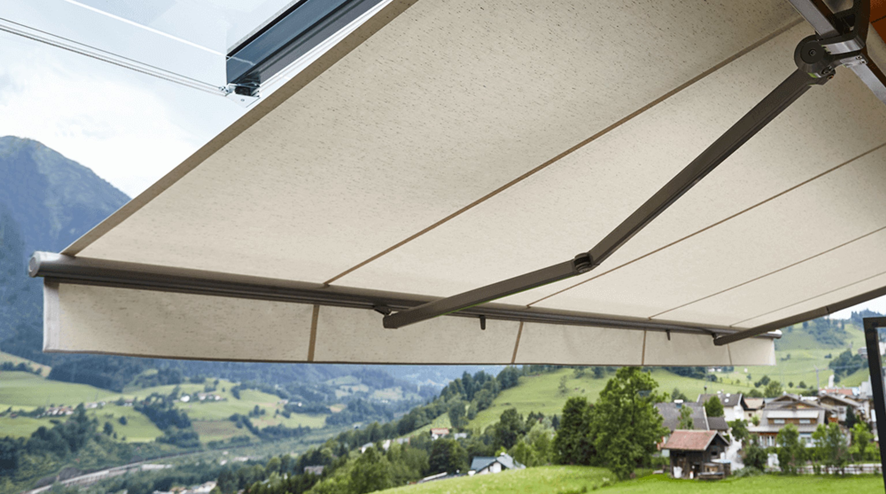 Otevřená markýza nad oknem