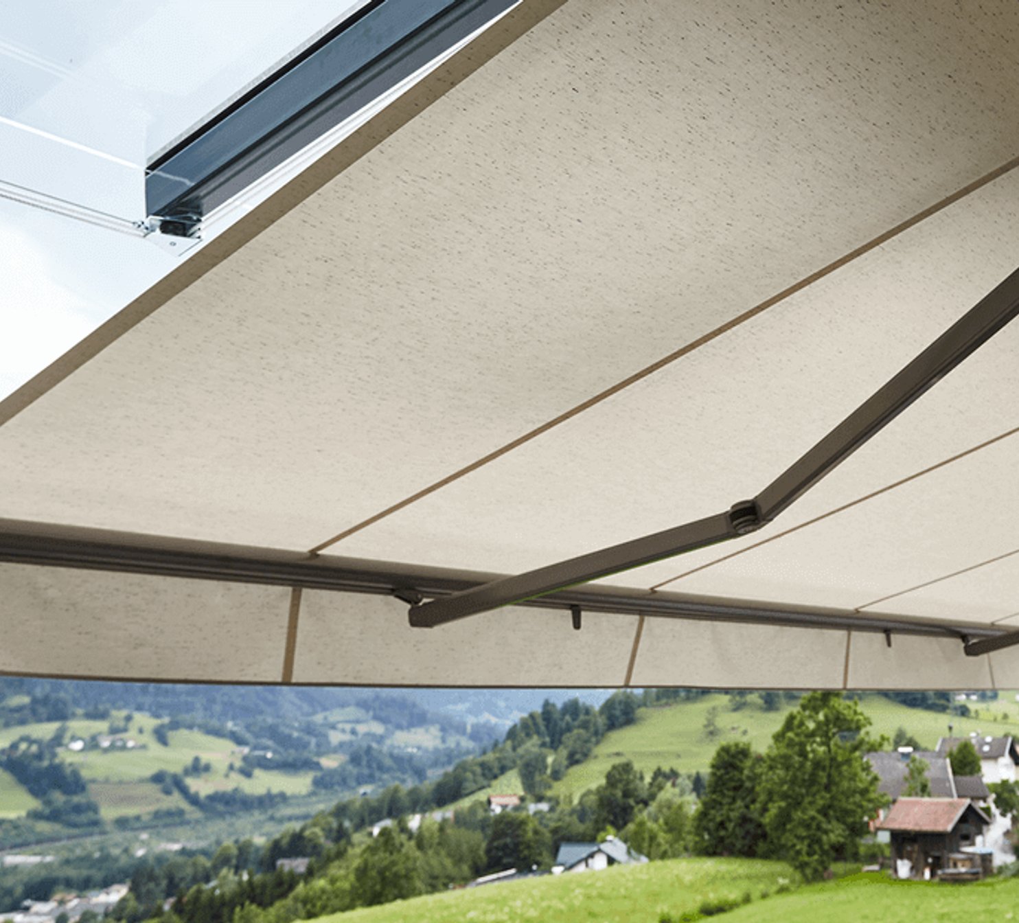 Otevřená markýza nad oknem