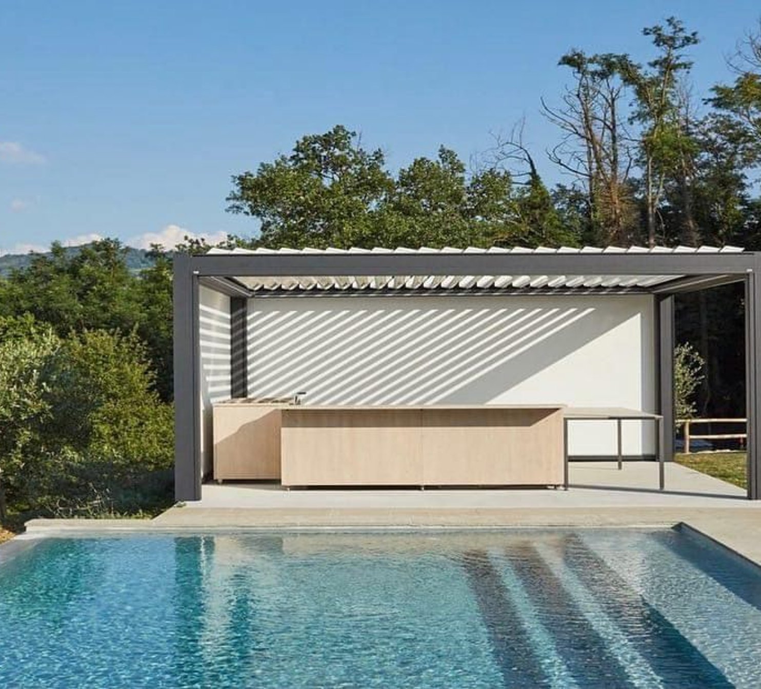 Moderní pergola u rodinného domu