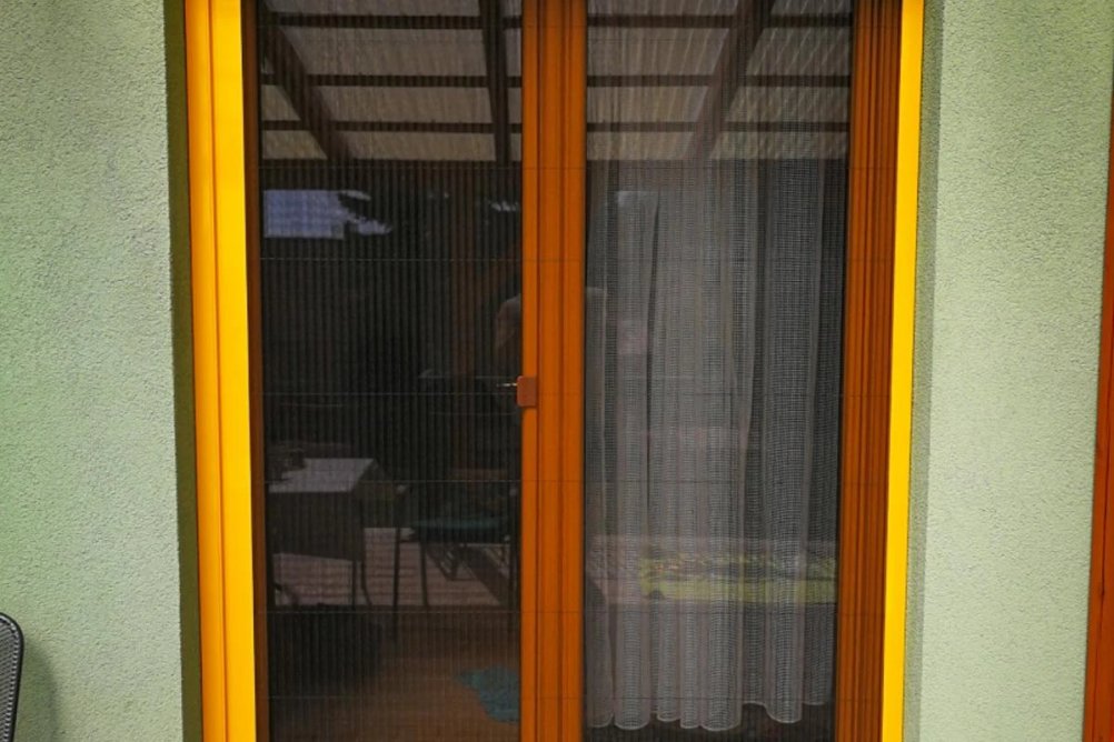 Ukázka instalace plisé sítě proti hmyzu