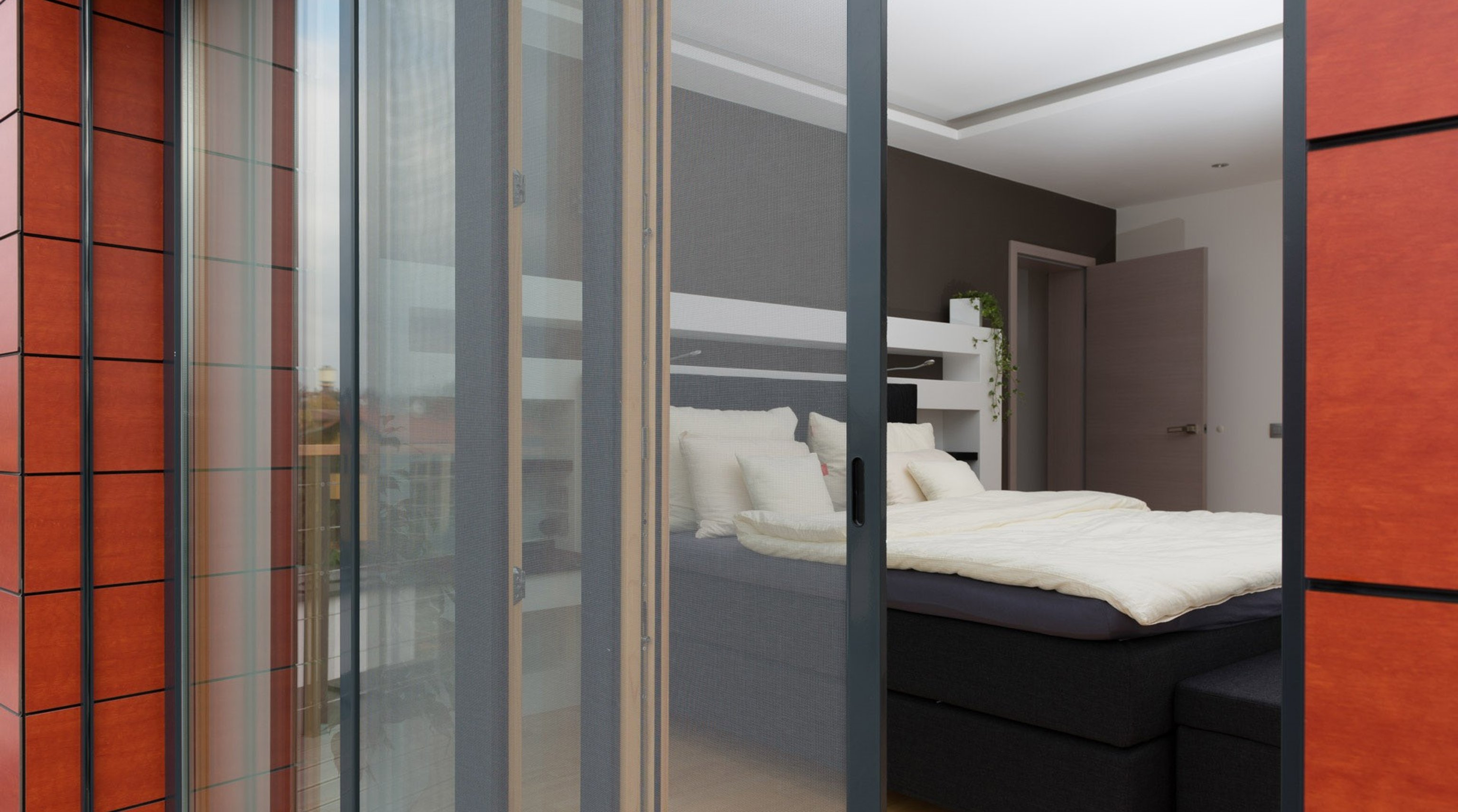 Plisovaná síť ve dveřích