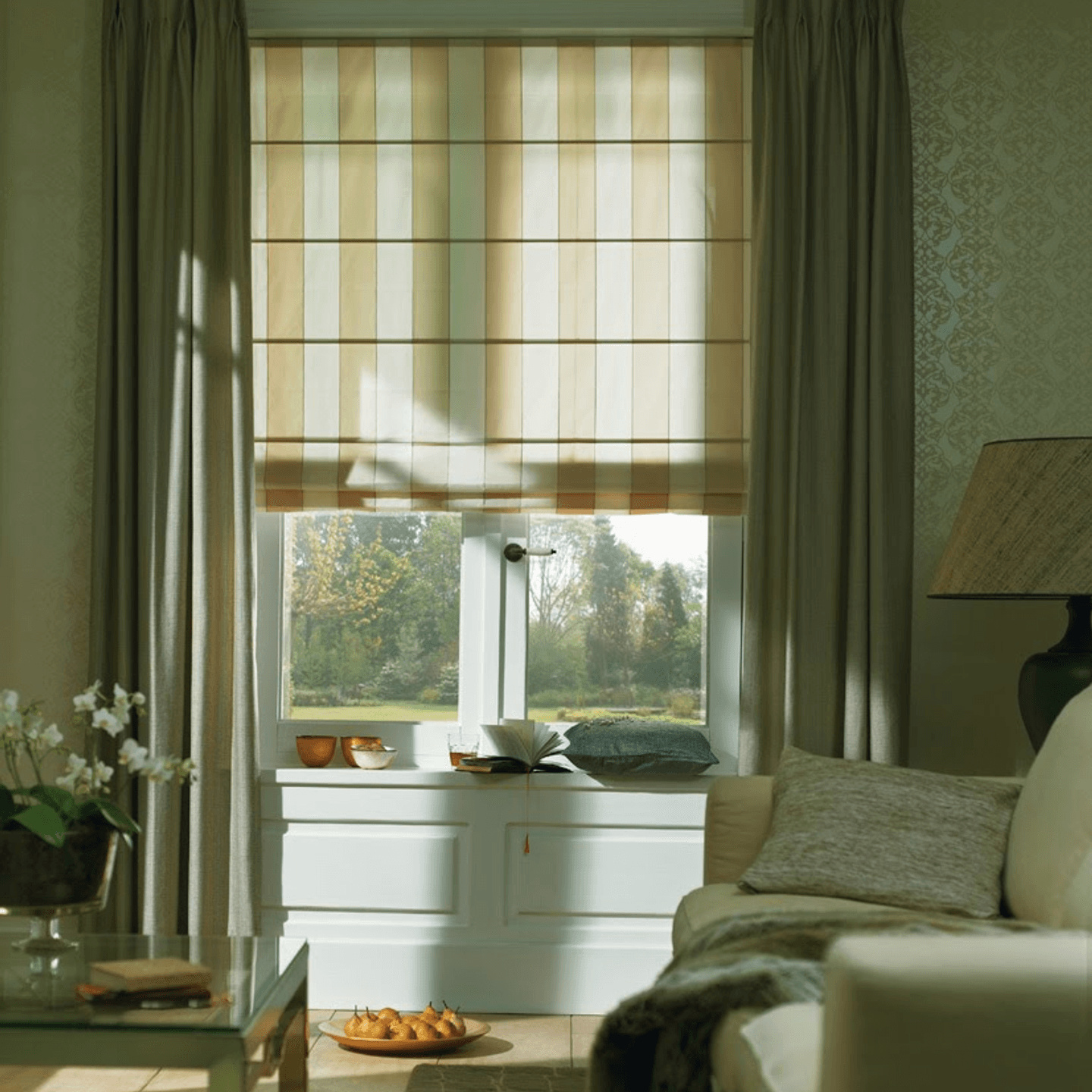 Pruhovaná římská rolety v okně