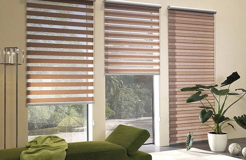 Rolety Den a Noc v přírodně hnědé barvě přinášejí elegantní vzhled a plnou kontrolu světla do každého interiéru. Ideální řešení od Hezký stín pro moderní i klasické domovy.
