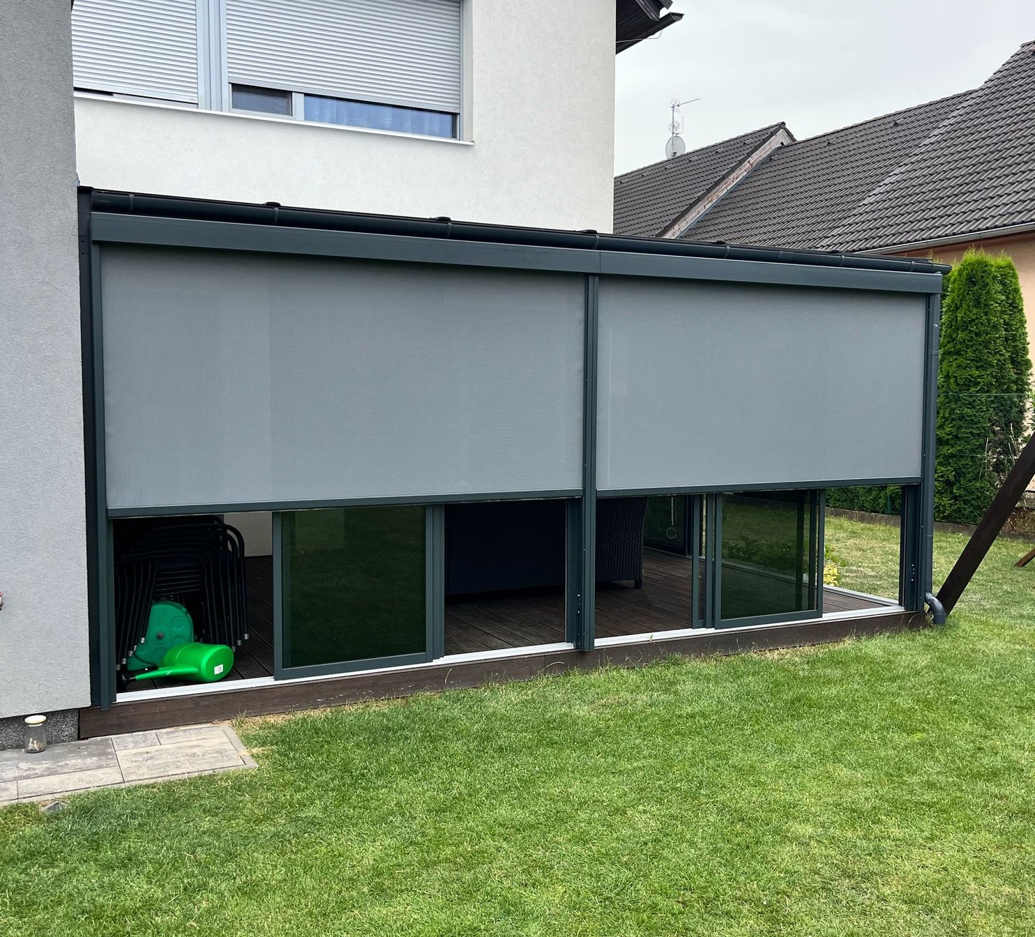 Rolety v bílých oken