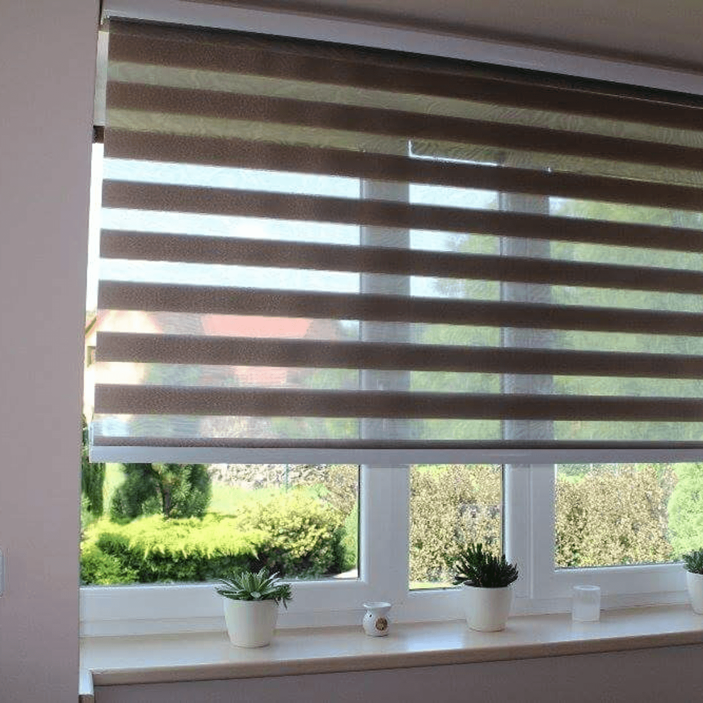 Rolety den a noc s výhledem do zahrady