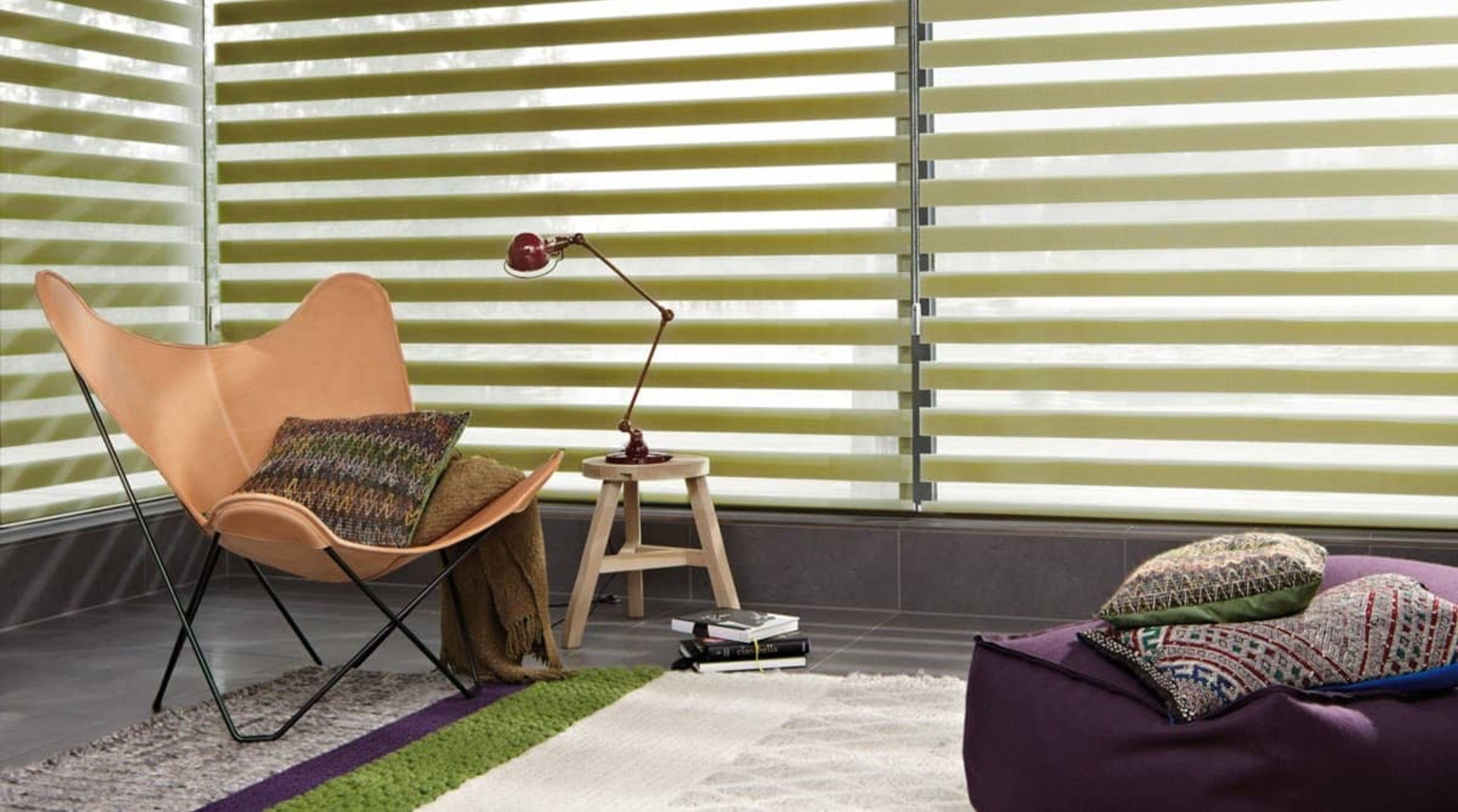 Rolety den a noc v pokoji u křesla