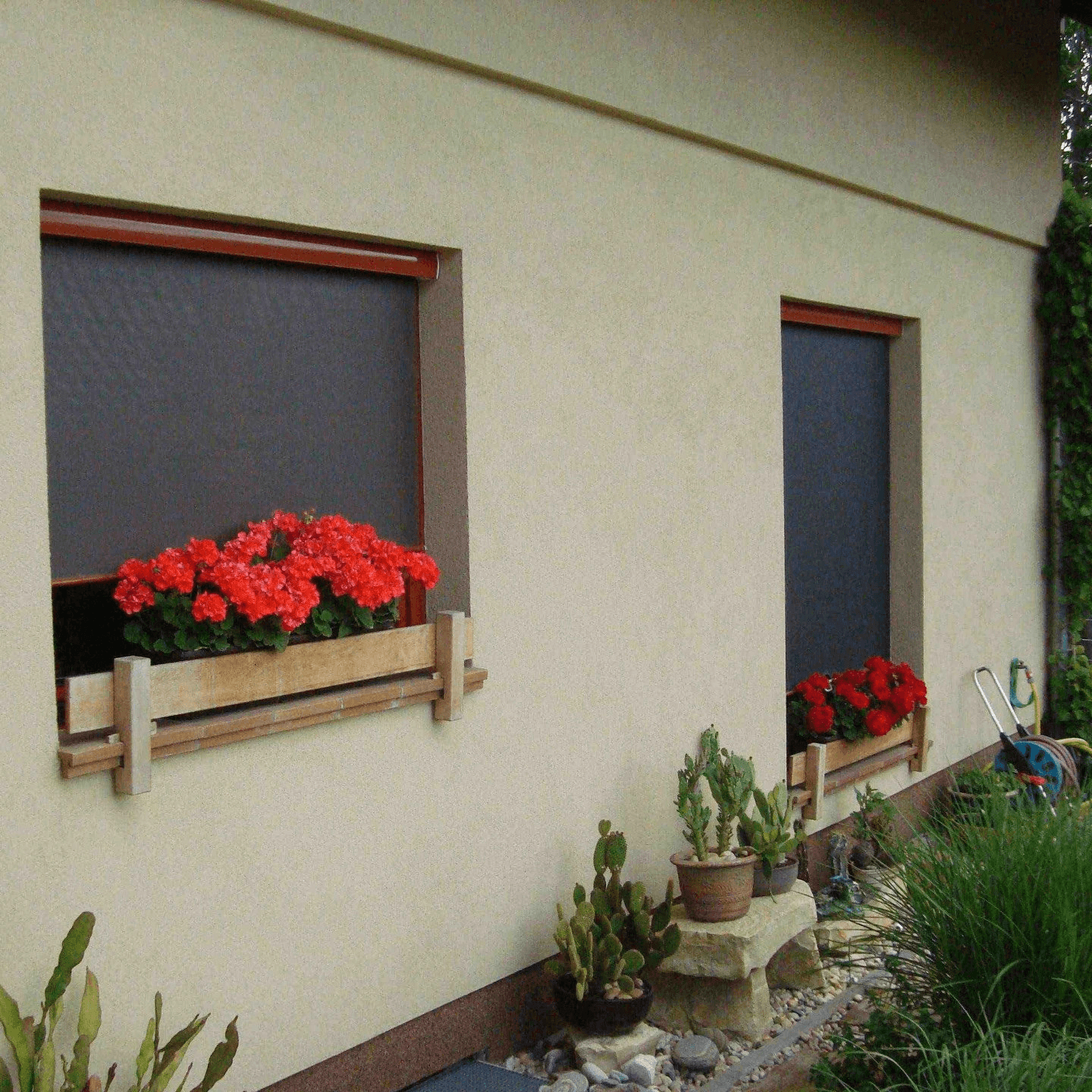 Rodinný dům s šedými screenovými roletami