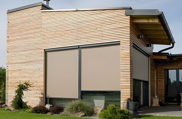 Screnové rolety na oknech moderního domu