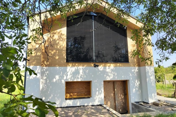 Žaluzie v šikmém podkoví