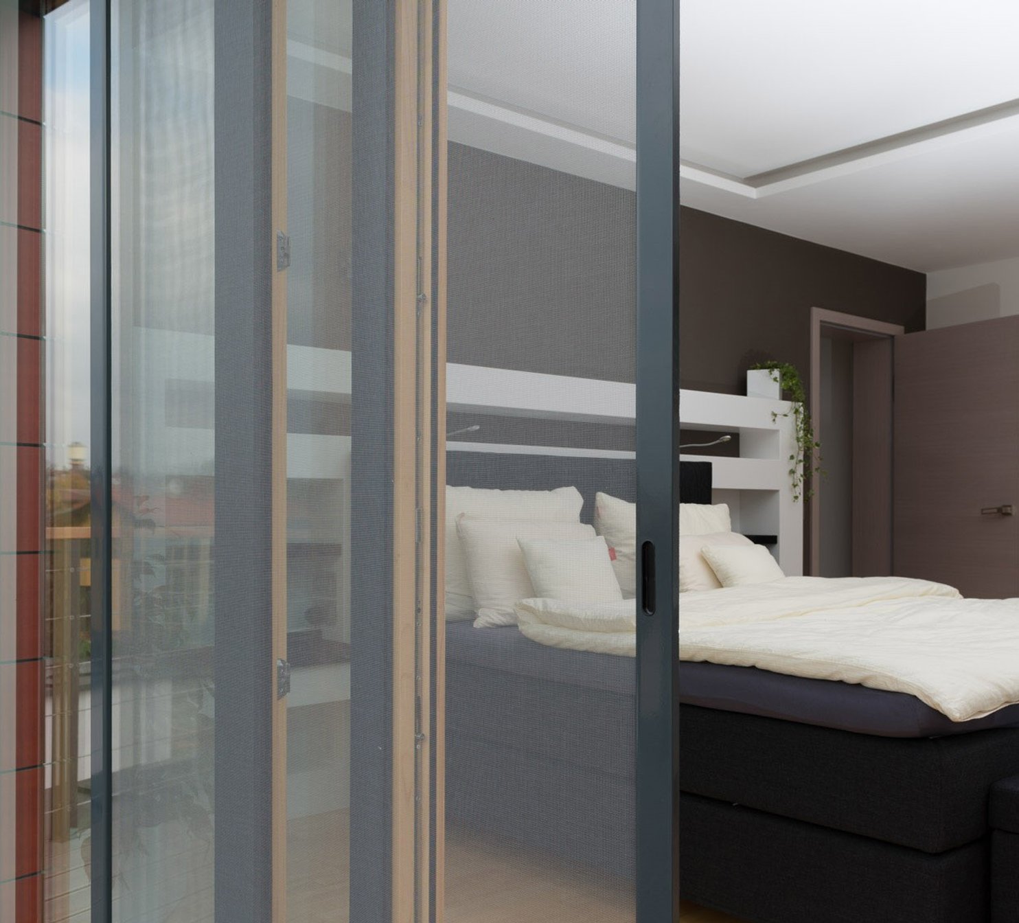 Ložnice s bálkonovými dveřmi se sítí proti hmyzu